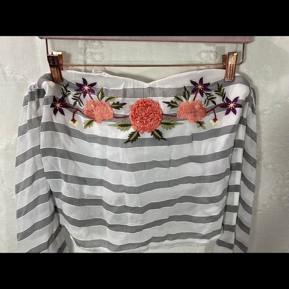 Guess off the shoulder striped floral flowy top size S - Picture 4 of 8